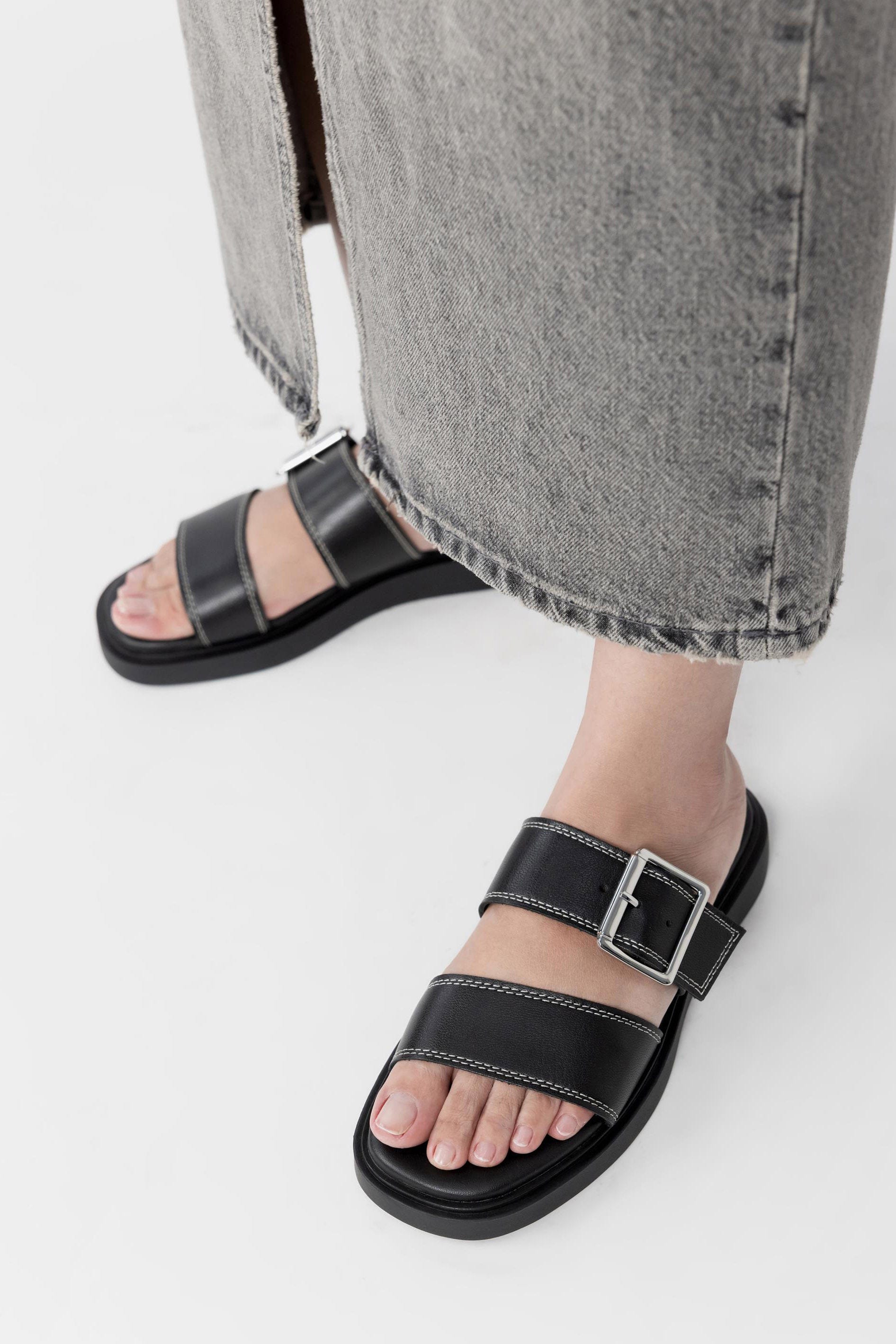 Connie Sandal - Black